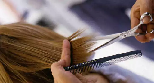 Polki chodzą do fryzjera trzy razy częściej niż do kosmetyczki