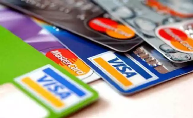 Niemal dwa razy mniej wydanych kart kredytowych w 2020 r.
