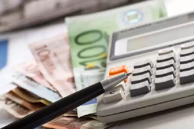 Podwyżki stóp procentowych zniechęcają Polaków do zaciągania kredytów