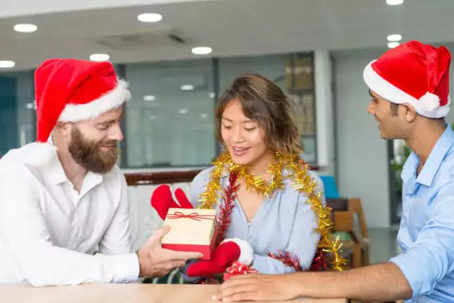 Dlaczego warto pracownikom zrobić paczkę świąteczną?