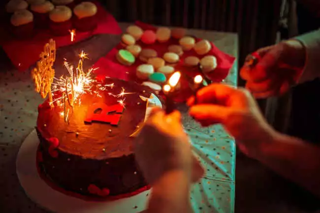 Jak oryginalnie udekorować tort urodzinowy?