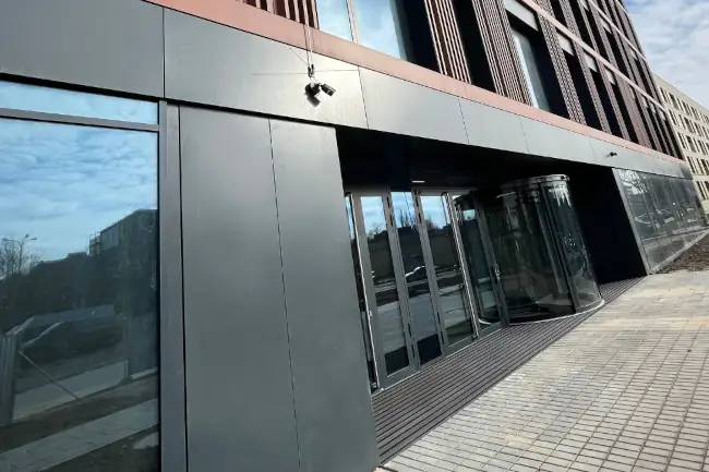 wycieraczka systemowa przed biurowcem