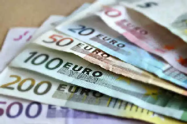 Polska waluta słabnie wobec dolara, a przyczyny są także krajowe
