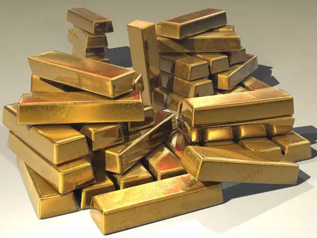 Jak oczekiwania na zmiany stóp procentowych wpływają na cenę złota