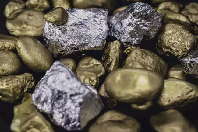 Złote i srebrne bryłki jako symbol inwestowania w surowce